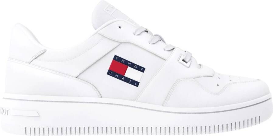 TOMMY JEANS Plateausneakers TJW RETRO BASKET FLATFORM ESS met logo-tekst in de zool vrijetijdsschoen lage schoen veterschoen