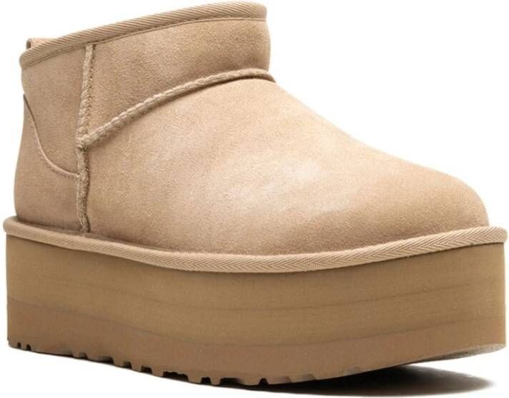 UGG Vachtlaarzen Dames W Classic Ultra Mini Platform Maat: 42 Materiaal: Suède Kleur: Beige