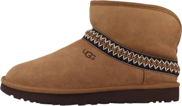 UGG Vachtlaarzen Dames Classic Mini Crescent Maat: 42 Materiaal: Suède Kleur: Cognac