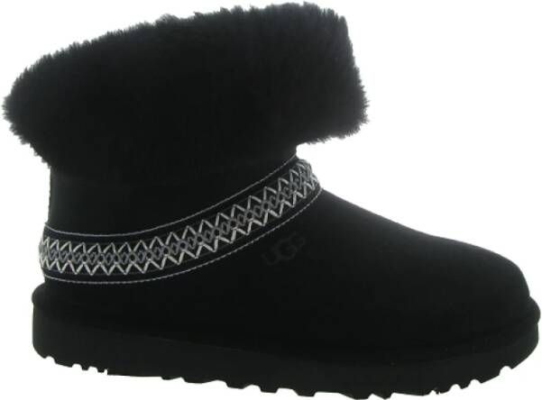 UGG Vachtlaarzen Dames Classic Short Crescent Maat: 36 Materiaal: Suède Kleur: Zwart