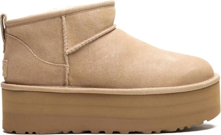 UGG Vachtlaarzen Dames W Classic Ultra Mini Platform Maat: 39 Materiaal: Suède Kleur: Beige