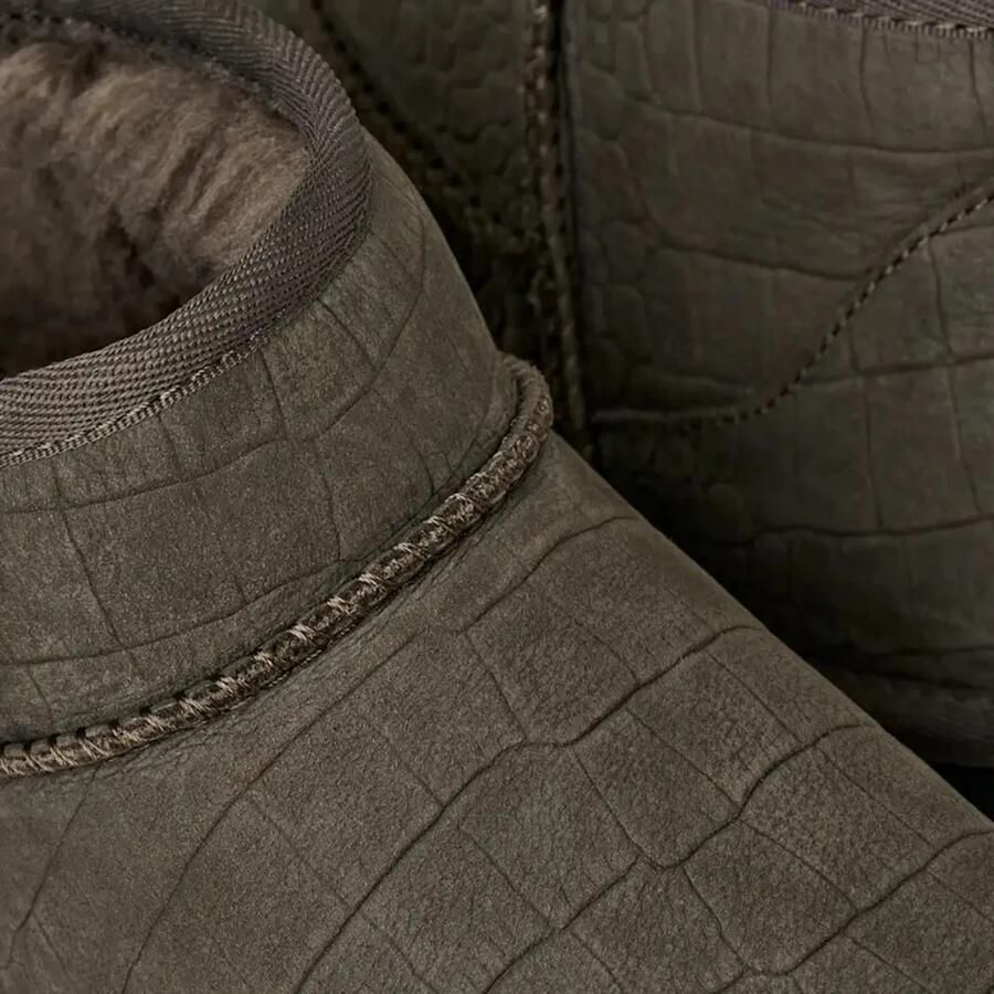 Ugg Classic Ultra Mini Embossed laars in Dense Smoke - Foto 2