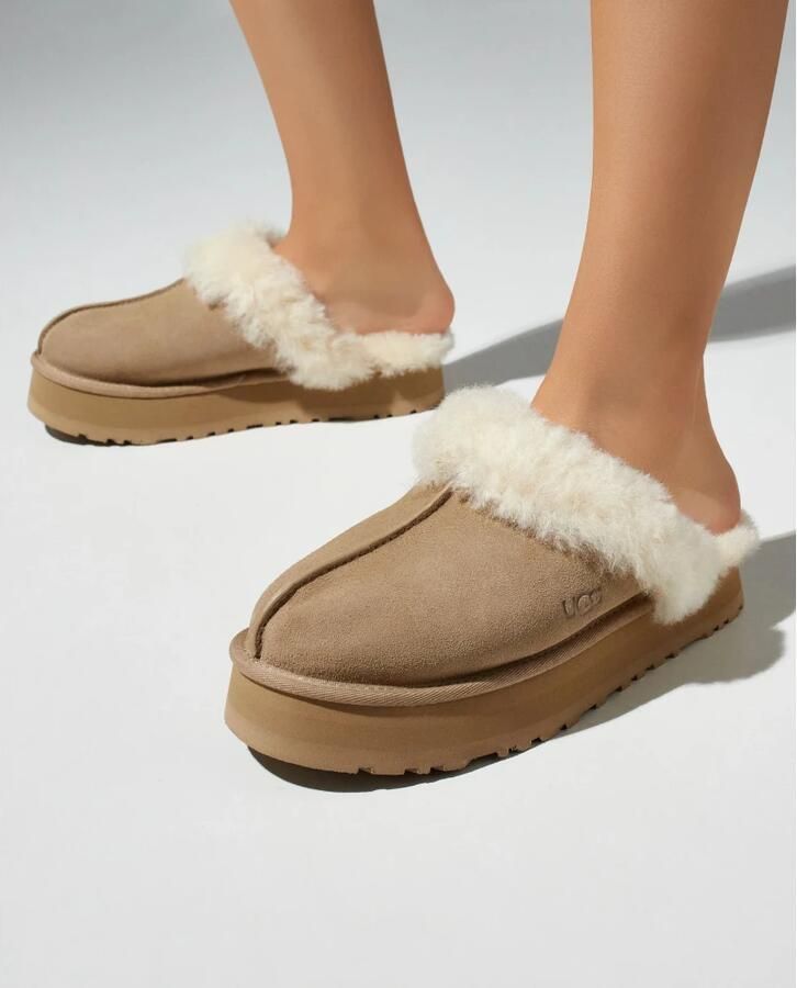 UGG Pantoffels Dames W Disquette Maat: 43 Materiaal: Suède Kleur: Beige