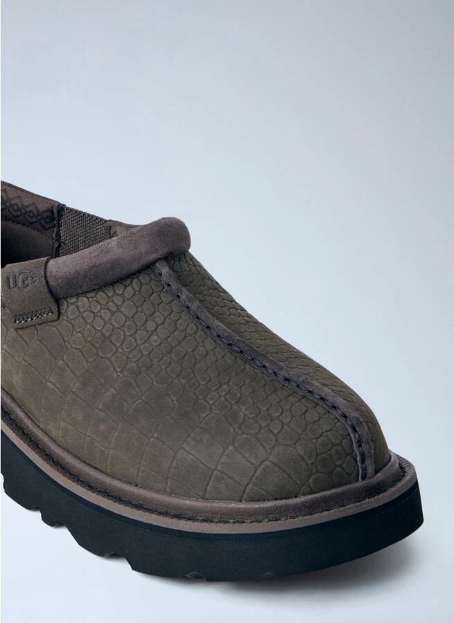 Ugg Tasman Lug Embossed in Dense Smoke Nubuck - Foto 3