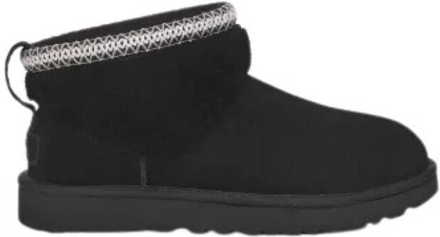 UGG Vachtlaarzen Classic Ultra Mini Maxi Curly Maat: 39 Materiaal: Suède Kleur: Zwart
