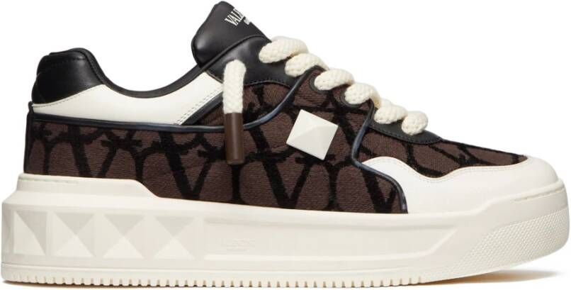 Valentino Garavani Bruine Sneakers met Maxi Stud Detail Brown Heren