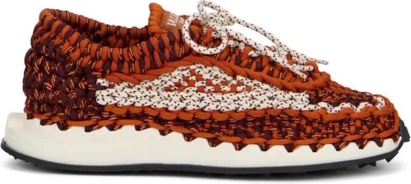 Valentino Garavani Bruine Stoffen Lage Sneakers met Modern Ontwerp