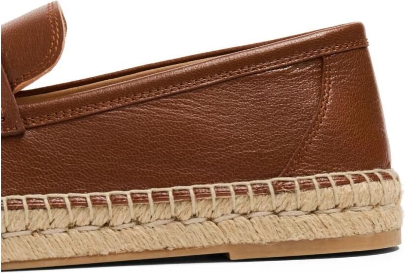 Valentino Garavani Bruin Leren Platte Schoenen met VLogo