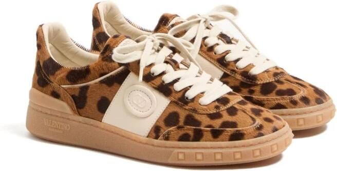 Valentino Garavani Bruine Sneakers voor een stijlvolle look