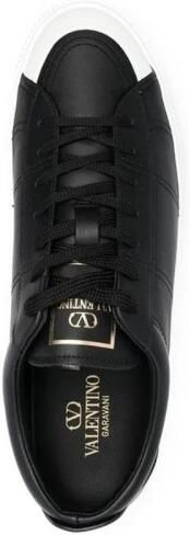 Valentino Garavani Calfskin Low Top Sneakers met Strak Design - Foto 2
