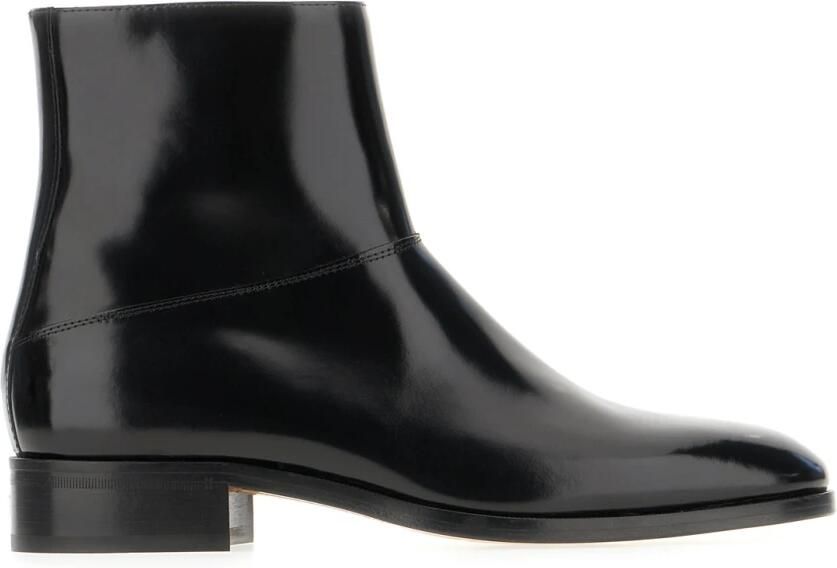 Valentino Garavani Vlogo Plaque Almond Toe Enkellaarsjes