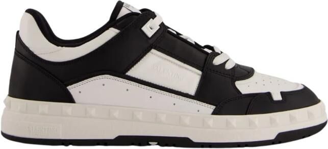 Valentino Garavani Freedots Low-Top Trainer in kalfsleer