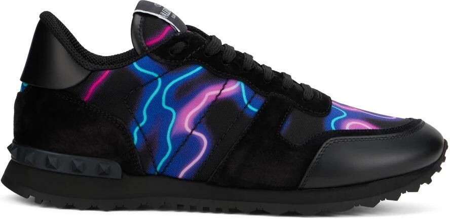 Valentino Garavani Moderne zwarte sneakers met blauwe details.