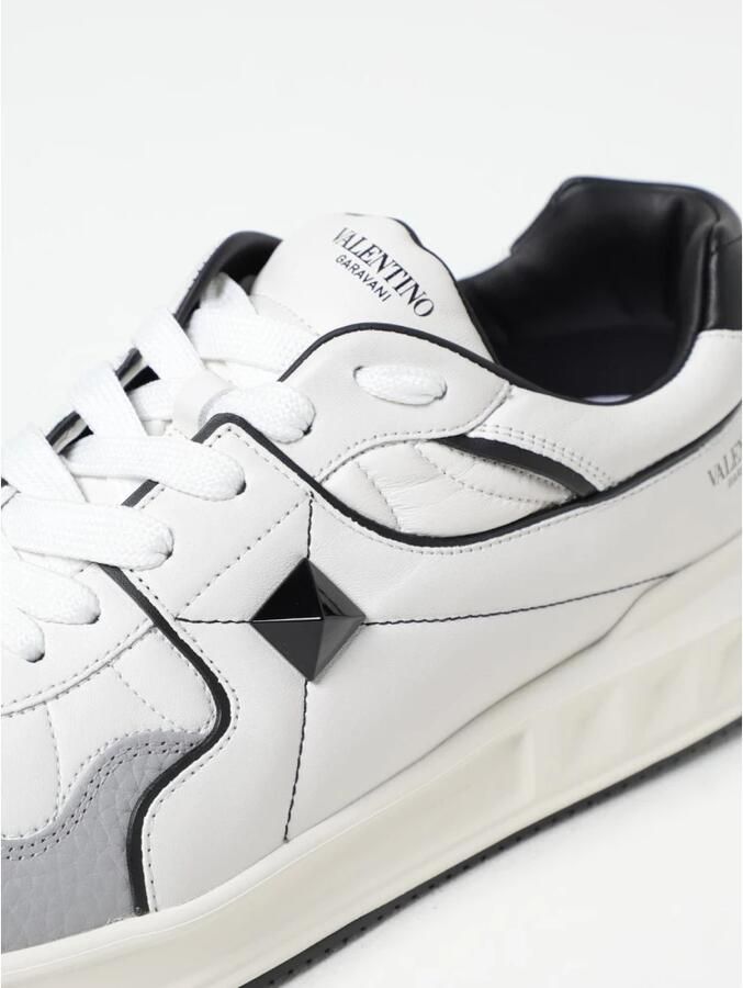 Valentino Garavani Studded Leren Sneakers met reliëf details White Heren