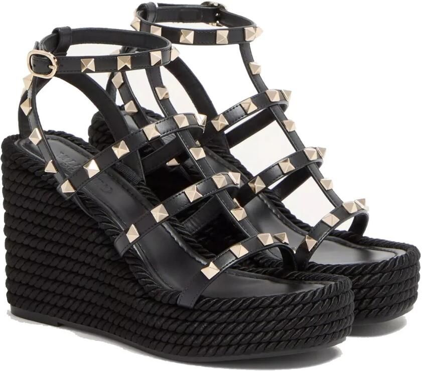 Valentino Garavani Rockstud Ankle Strap Wedge Sandal - Foto 2