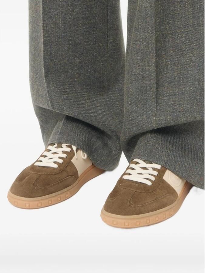 Valentino Garavani Rockstud Flycrew Suede Sneakers - Foto 2