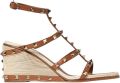 Valentino Garavani Rockstud Wedge Sandaal - Bruin
