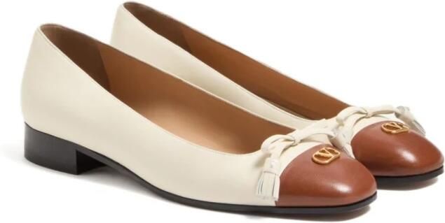 Valentino Garavani Witte platte schoenen met kwastdetail