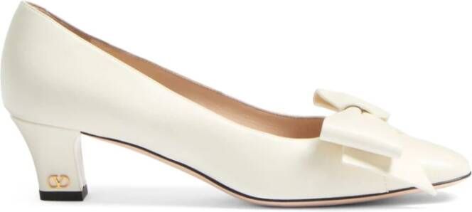Valentino Garavani Witte Flat Shoes met V-Logo