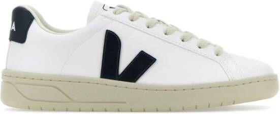 Veja Witte Sneakers met Rode V en Marineblauwe Hiel White