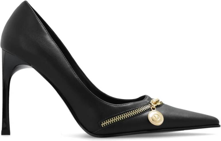 Versace Jeans Couture Zwarte hakken Zwarte puntige neus Décolleté met logo plaatje Black Dames