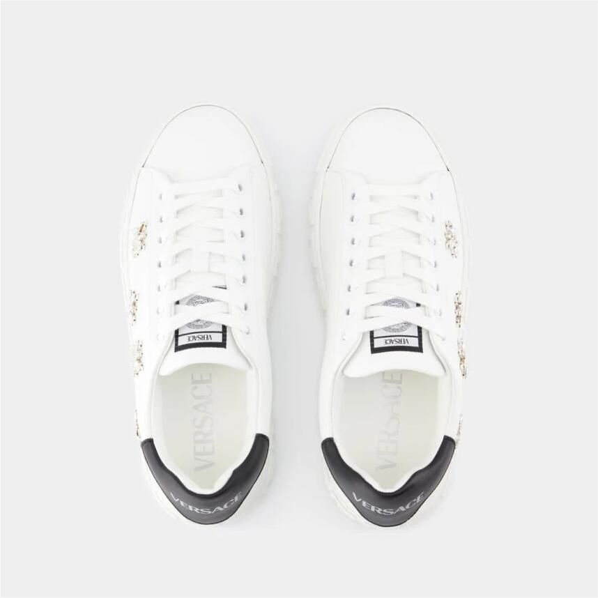 Versace Embellished Medusa Studded Leather Sneakers - Foto 2