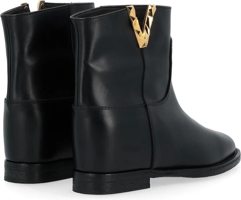 Via Roma 15 Zwarte leren enkellaars met facetgeslepen metalen V