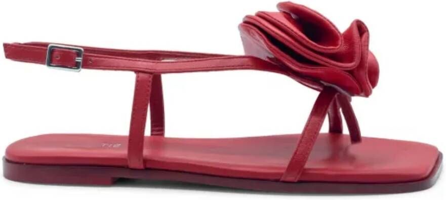 Vic Matié Rode sandalen met bloe applicatie