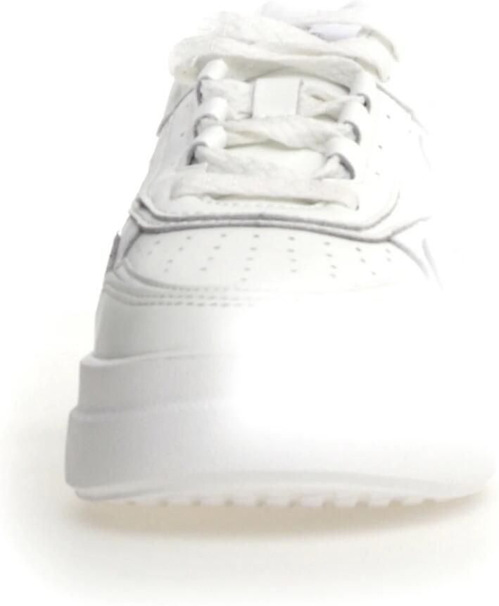 W6Yz Witte Sneakers met Geperforeerde Details