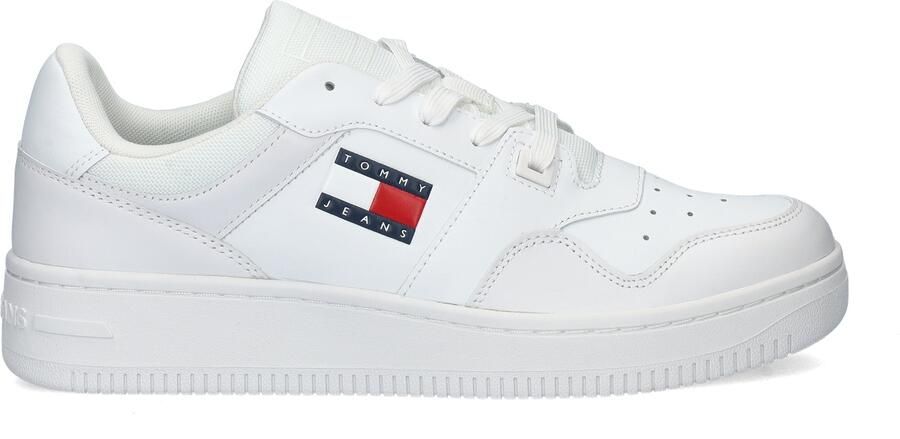 TOMMY JEANS Plateausneakers TJW RETRO BASKET FLATFORM ESS met logo-tekst in de zool vrijetijdsschoen lage schoen veterschoen