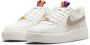 Nike Lage Sneakers Air Force 1 LV8 Double Swoosh Silver Gold Blanc - Thumbnail 5