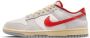 Nike Dunk Low Se Basketball Schoenen sail picante red photon dust maat: 42.5 beschikbare maaten:38.5 39 40.5 41 42.5 44.5 45 47 - Thumbnail 2