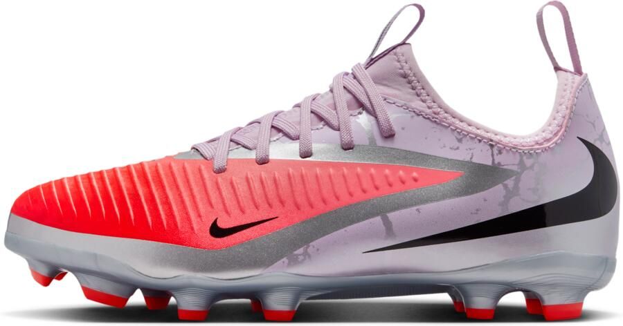 Nike Jr. Phantom 6 Low Academy 'Alexia Putellas' voetbalschoenen voor kids (meerdere ondergronden) Rood