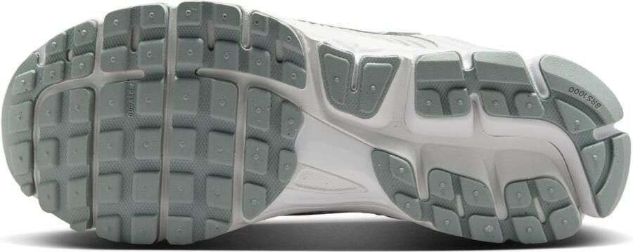 Nike Zoom Vomero 5 damesschoenen met accenten met reflecterend design Grijs - Foto 4