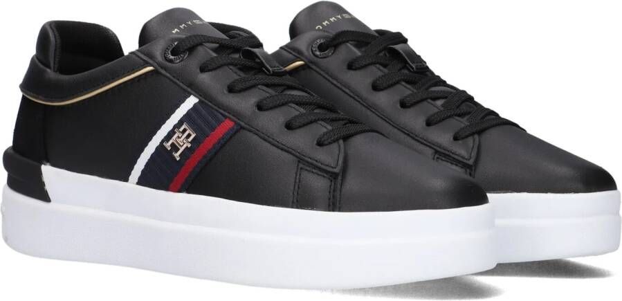 Tommy Hilfiger Sneakers met sleehak CORP WEBBING COURT SNEAKER met logo-embleem opzij