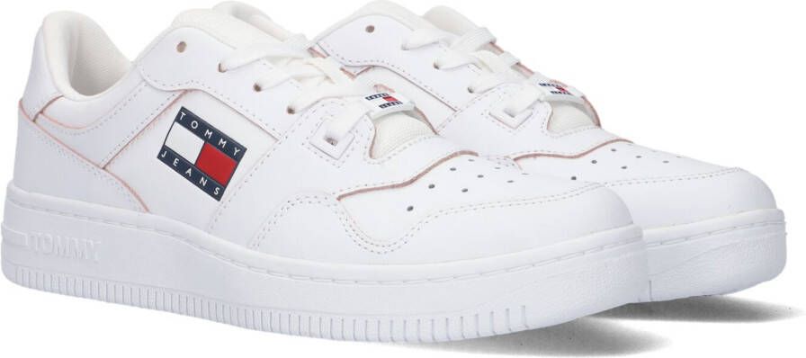 TOMMY JEANS Plateausneakers TJW RETRO BASKET FLATFORM ESS met logo-tekst in de zool vrijetijdsschoen lage schoen veterschoen