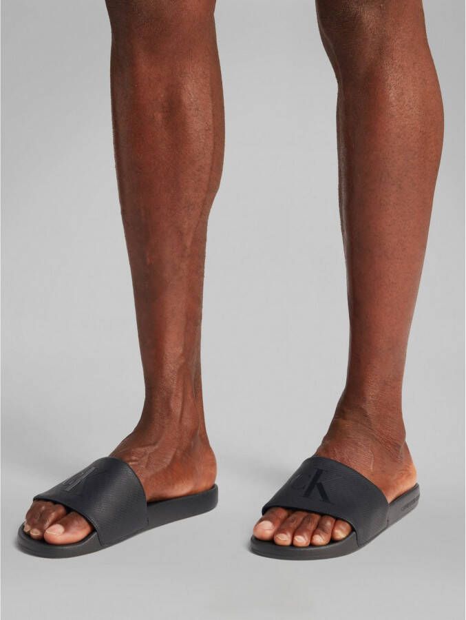 Calvin Klein Badslippers SLIDE AOP PRINT slippers poolslides zomerschoen strand-schoen met logo