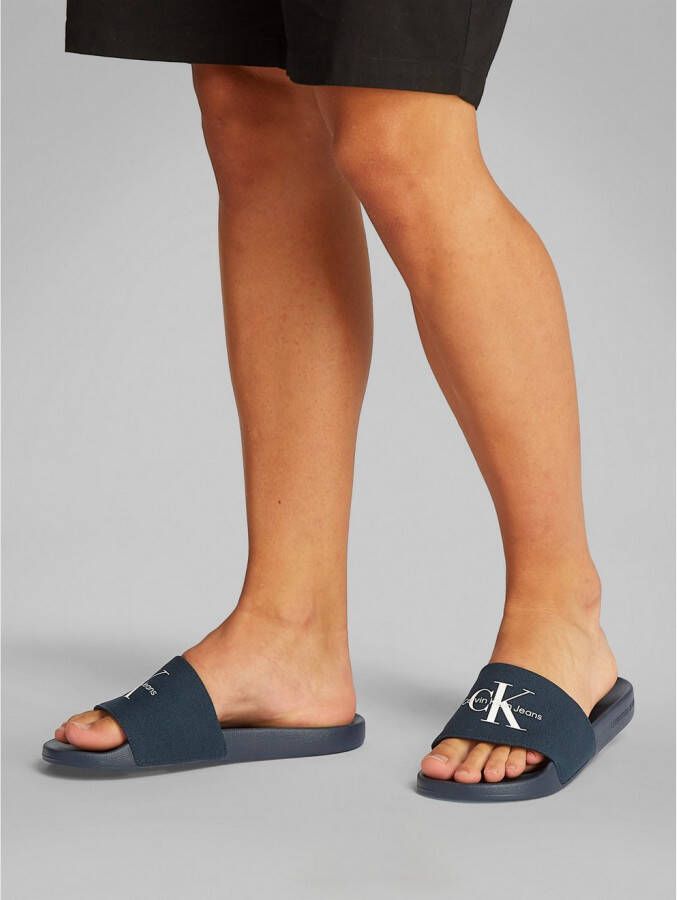 Calvin Klein Badslippers SLIDE MONOGRAM zomerschoen slippers badschoens strandschoen met logo-opschrift