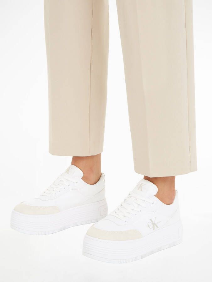 Calvin Klein Plateausneakers BOLD PLATF LOW LACE MIX ML BTW met logo-opdruk aan de zijkant vrijetijdsschoen halfhoge schoen veterschoen