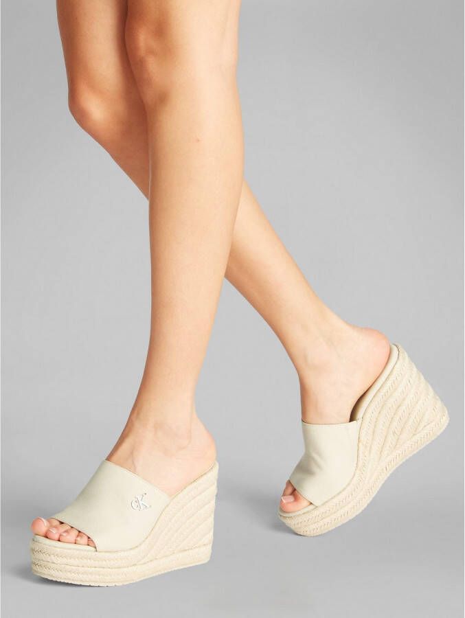 Calvin Klein Sleehakmuiltjes WEDGE ROPE SLIDE MG zomerschoen plateausool vakantie-schoen met bamboe-decoratie