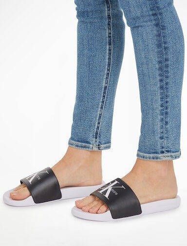 Calvin Klein Slippers SLIDE NY PEARL met een logo-opschrift