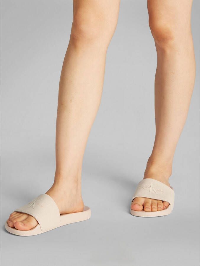 Calvin Klein Slippers SLIDE MONOGRAM WMNS badschoen slippers zomerpantolette strandschoen om in te stappen