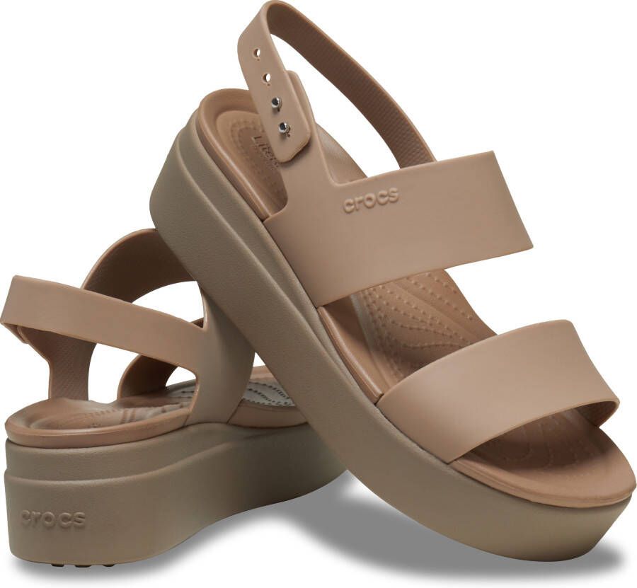 Crocs Sleehaksandaaltjes Brooklyn Low Wedge zomerschoen sandaal sleehak met modieuze plateauzool