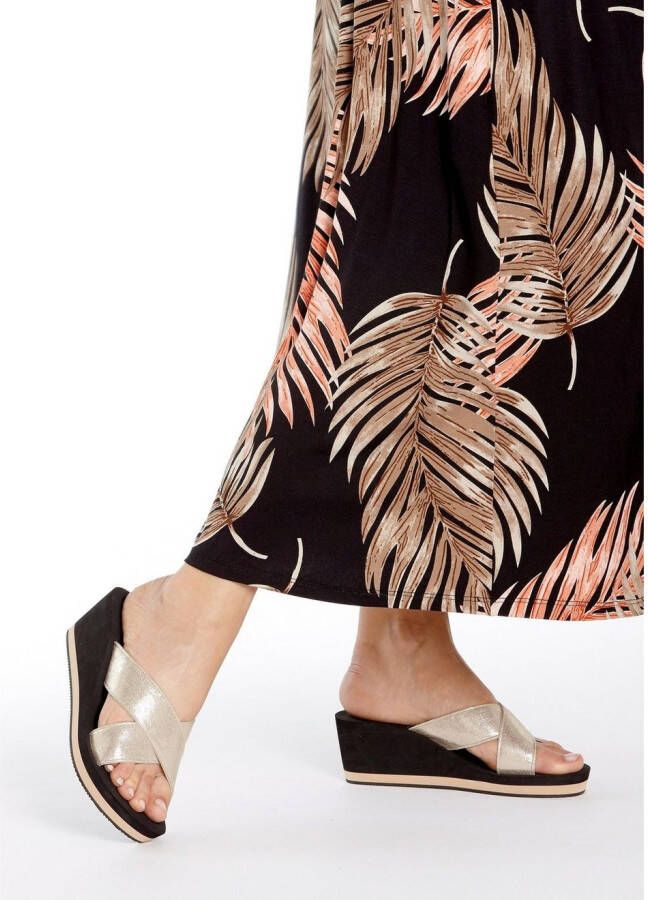 Lascana Badslippers Sandaal pantoletten badschoen met sleehak en metallic-look VEGAN