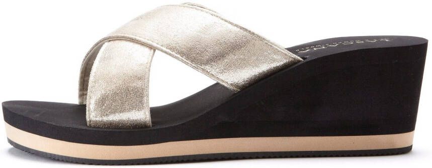 Lascana Badslippers Sandaal pantoletten badschoen met sleehak en metallic-look VEGAN