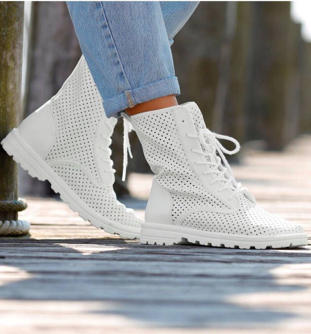 Lascana Veterlaarsjes voor veters met modieuze cut-outs laarzen boots hoge sneakers