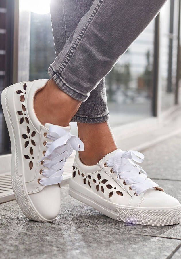 Lascana Sneakers met kleine cut-outs veterschoenen vrijetijdsschoenen vegan