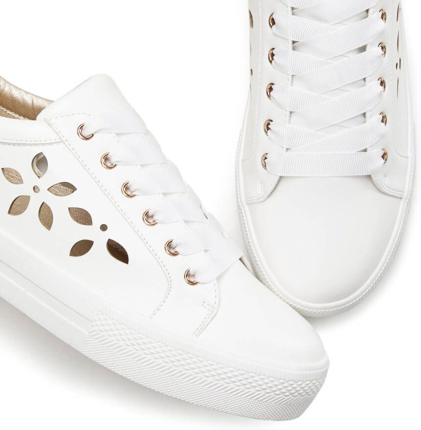 Lascana Sneakers met kleine cut-outs veterschoenen vrijetijdsschoenen vegan