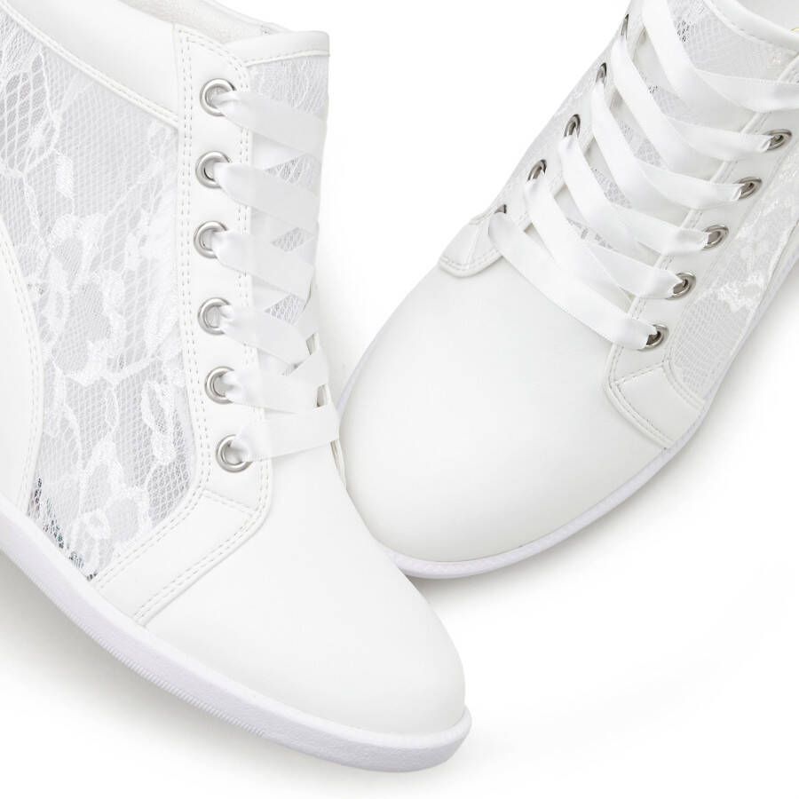 Lascana Sneakers Laarsjes Vrijetijdsschoen lage schoen met ingebouwde sleehak puntdetails