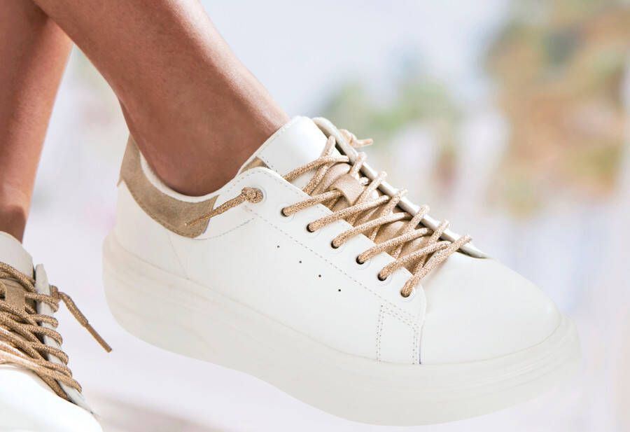 Lascana Sneakers Vrijetijdsschoenen Slip-On sneaker met metallic details vrijetijdsschoenen VEGAN